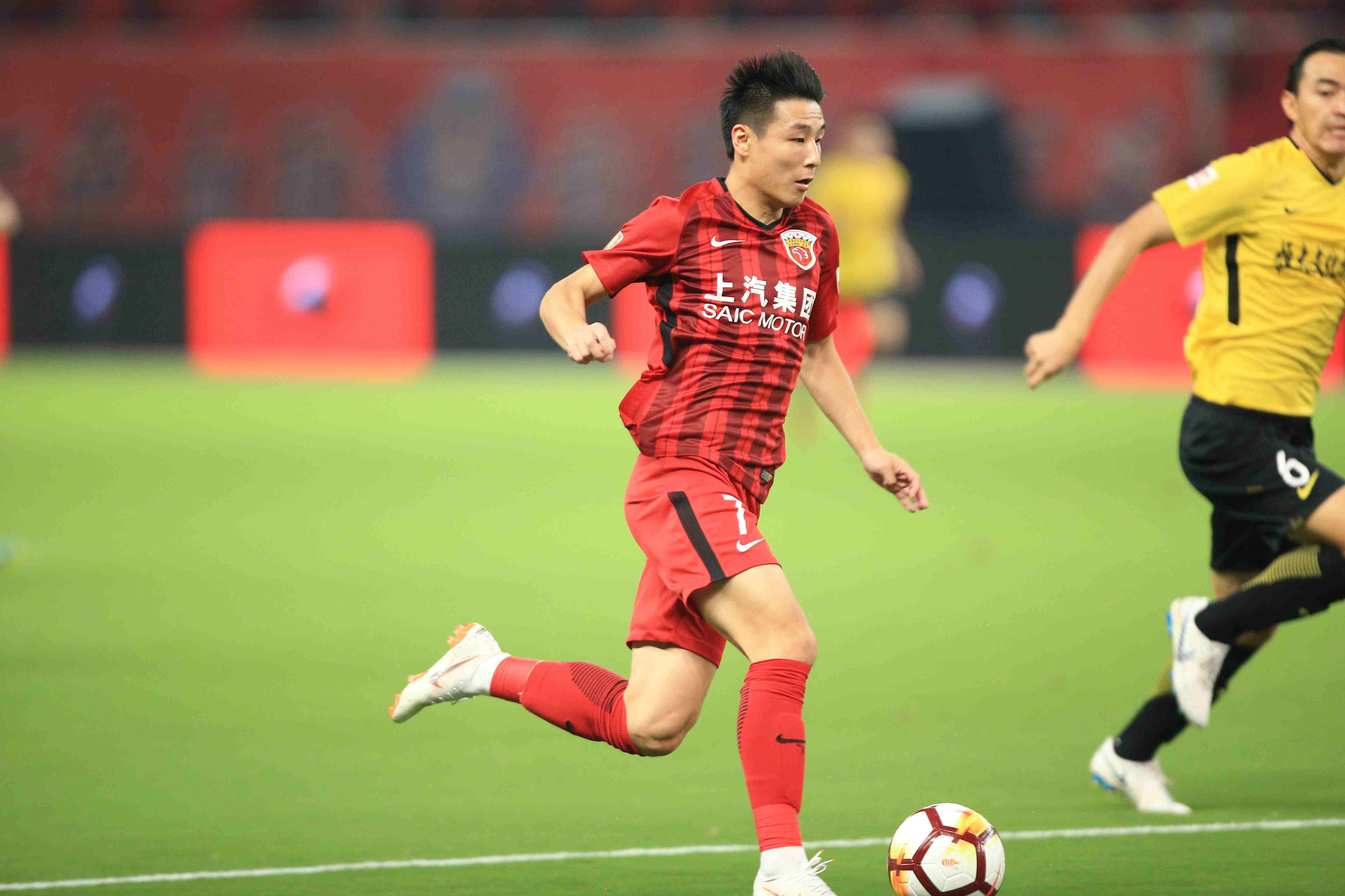 武磊攻势凶猛，上海上港战胜对手