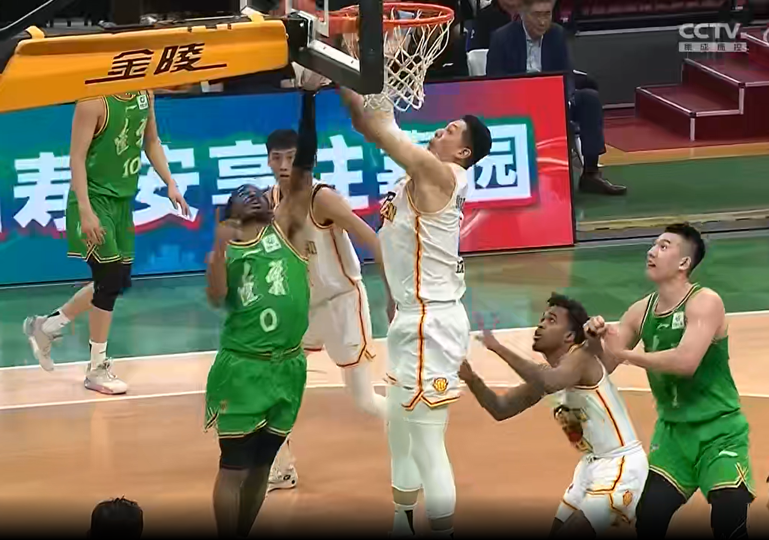 CBA东部四强战地铁区大鹏展翅的简单介绍